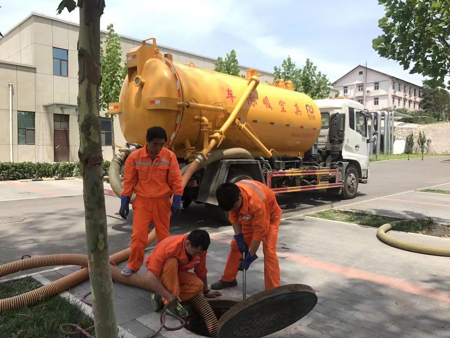 新龙管道疏通车停在窨井附近