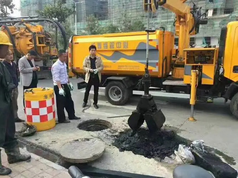 新龙街道：网格员化身“清道夫”，为民解忧疏通“堵心”化粪池