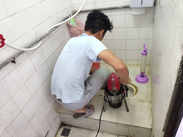 新龙管道堵塞冒臭气 专业师傅现场解决问题