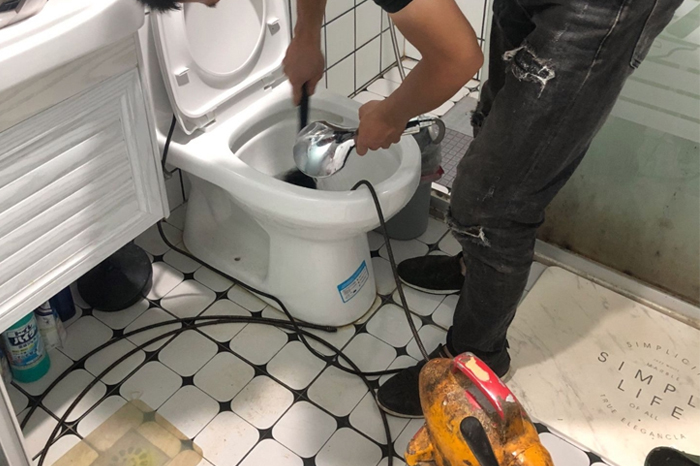 新龙马桶堵塞自己疏通还是找师傅？专业上门服务让你省时更省心