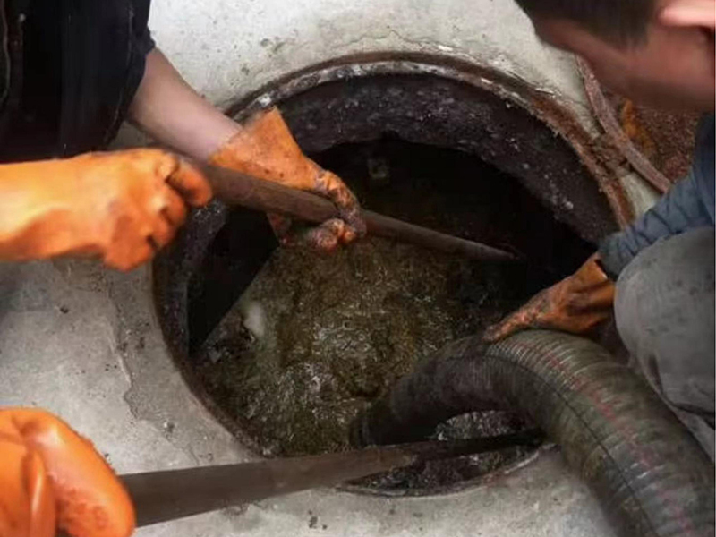 新龙清理化粪池时如何避免沼气的危害？